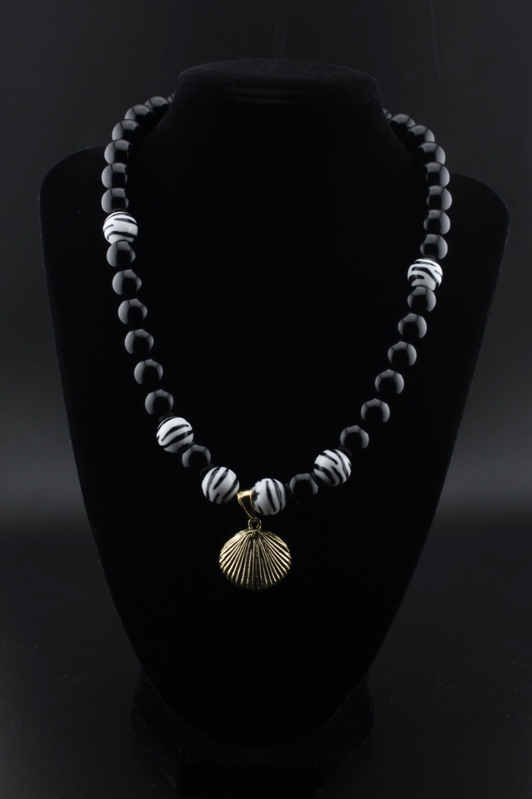 Zebra & Gold Seashell Strand